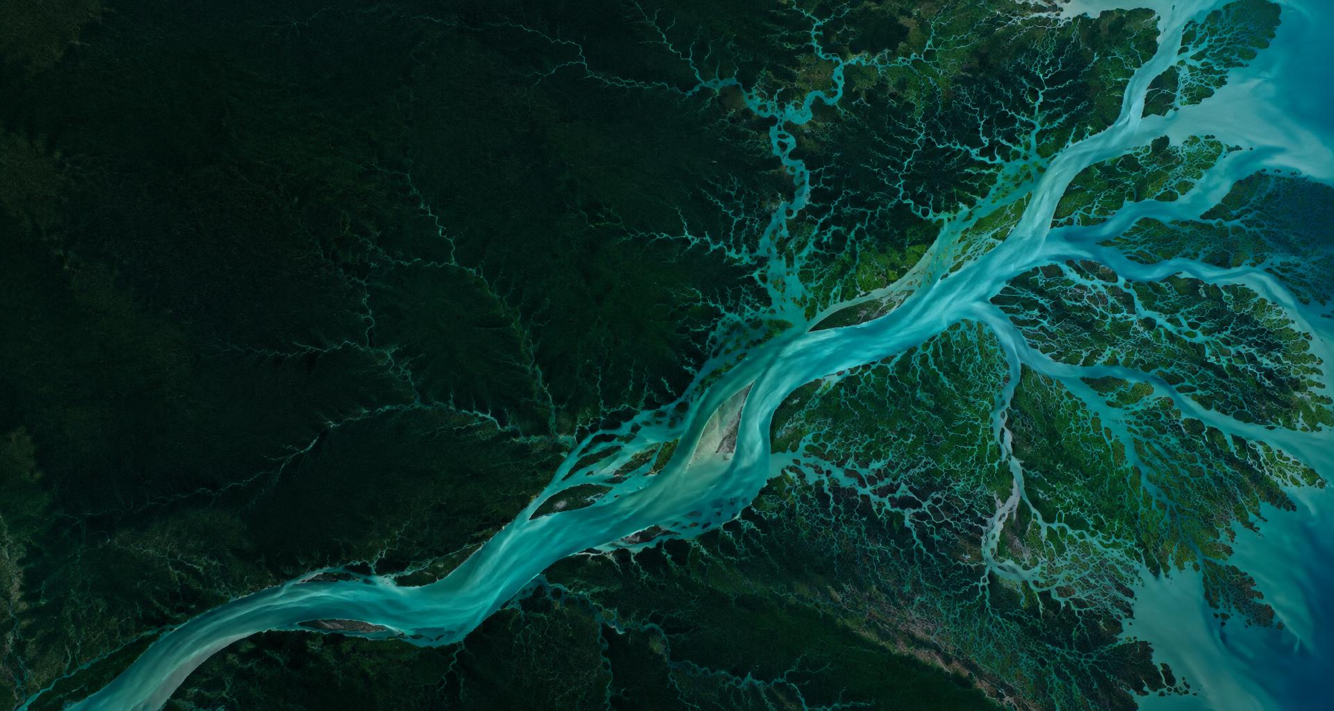 Vista aérea de uma rede de rios e seus afluentes